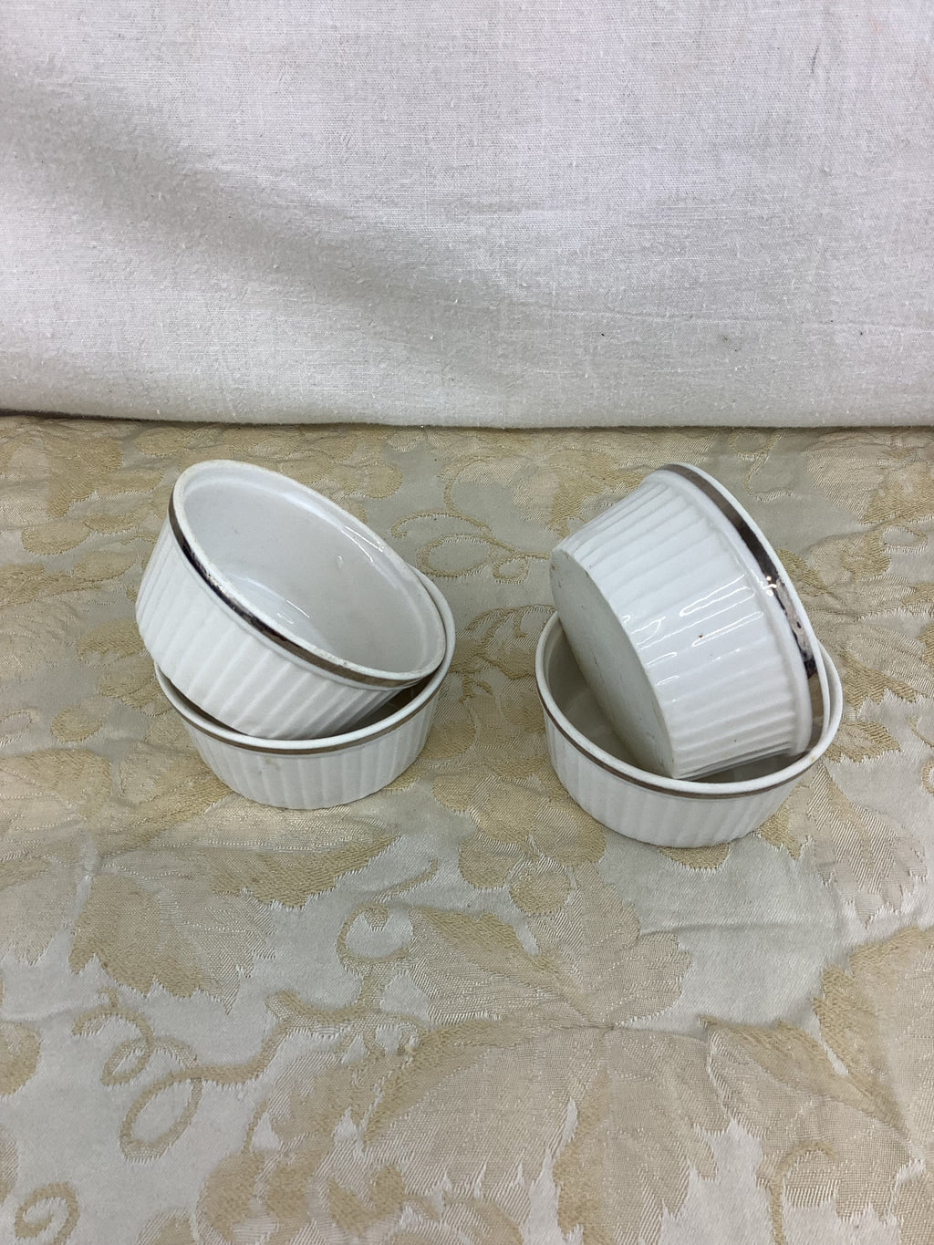 Lot de 4 coupes à soufflé en porcelaine blanche, liseré argenté – Ref 12F