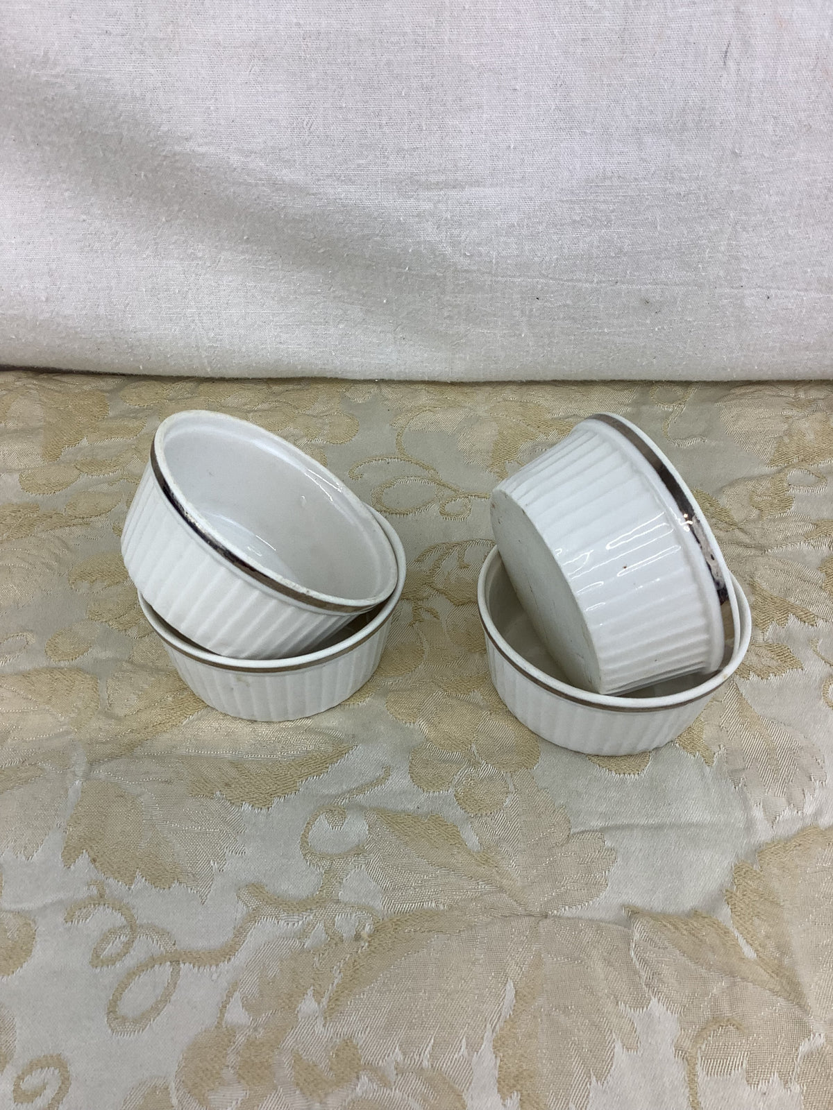 Lot de 4 coupes à soufflé en porcelaine blanche, liseré argenté – Ref 12F