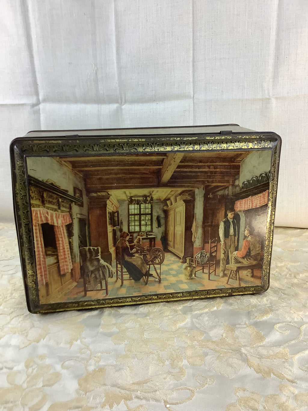 Ancienne boîte en métal doré H. De Brackeleer, décor La Fileuse – Réf. 13P