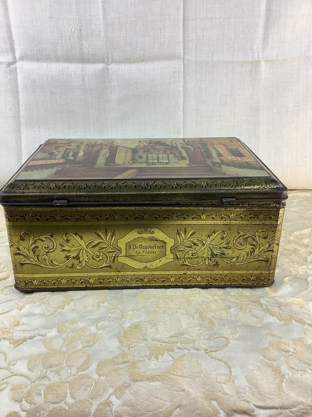 Ancienne boîte en métal doré H. De Brackeleer, décor La Fileuse – Réf. 13P
