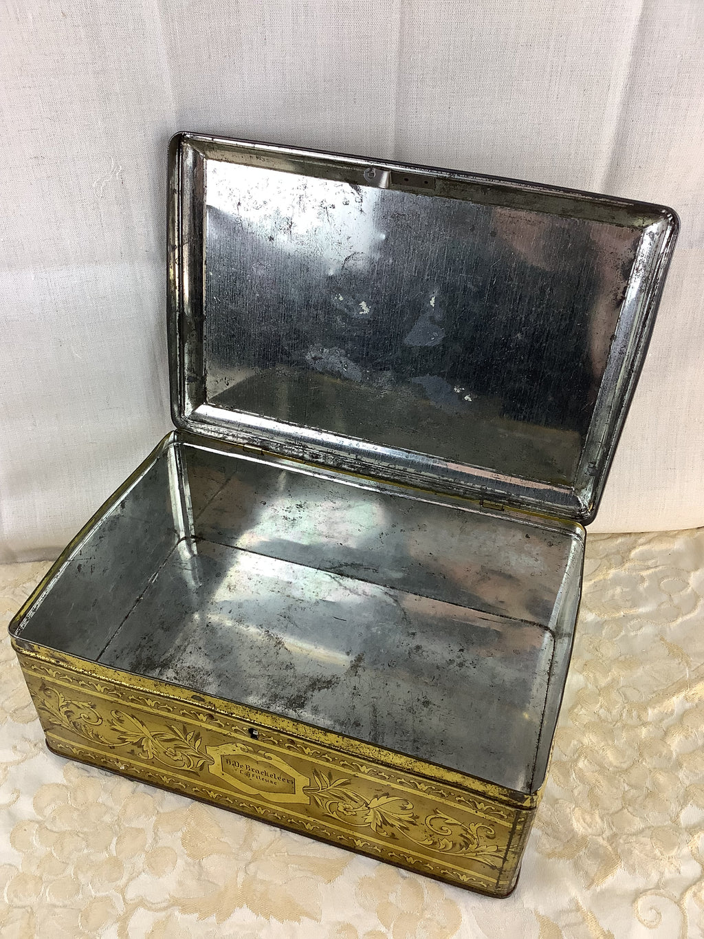 Ancienne boîte en métal doré H. De Brackeleer, décor La Fileuse – Réf. 13P