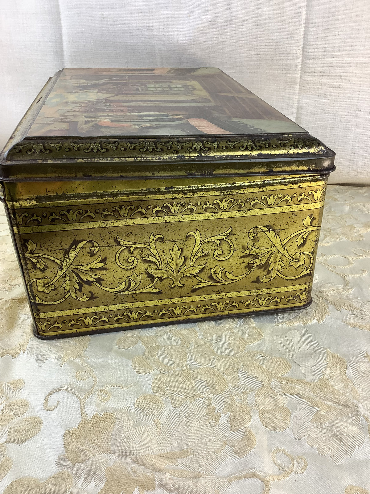 Ancienne boîte en métal doré H. De Brackeleer, décor La Fileuse – Réf. 13P